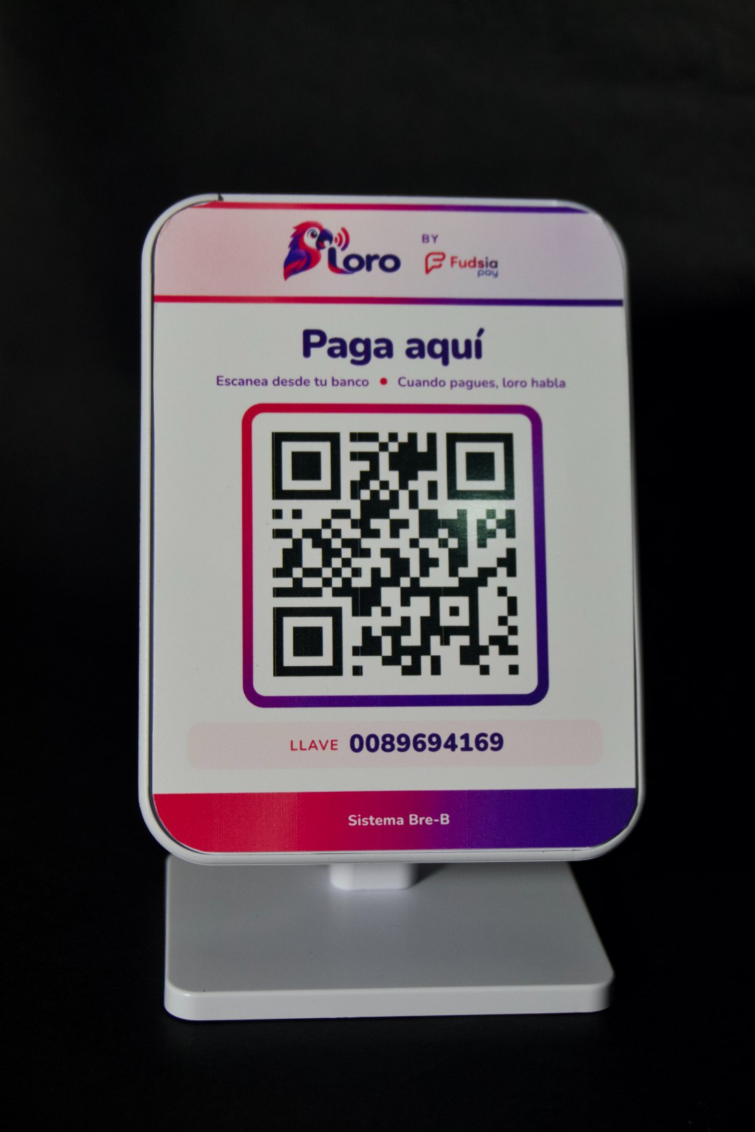 El frente de Loro con el QR de pago y la llave Bre-B